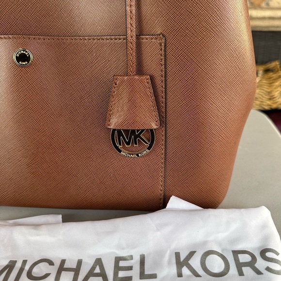NWOT | MICHEAL KORS  Greenwich Medium Saffiano grab bag Luggage/watermelon red. - Picture 9 of 14